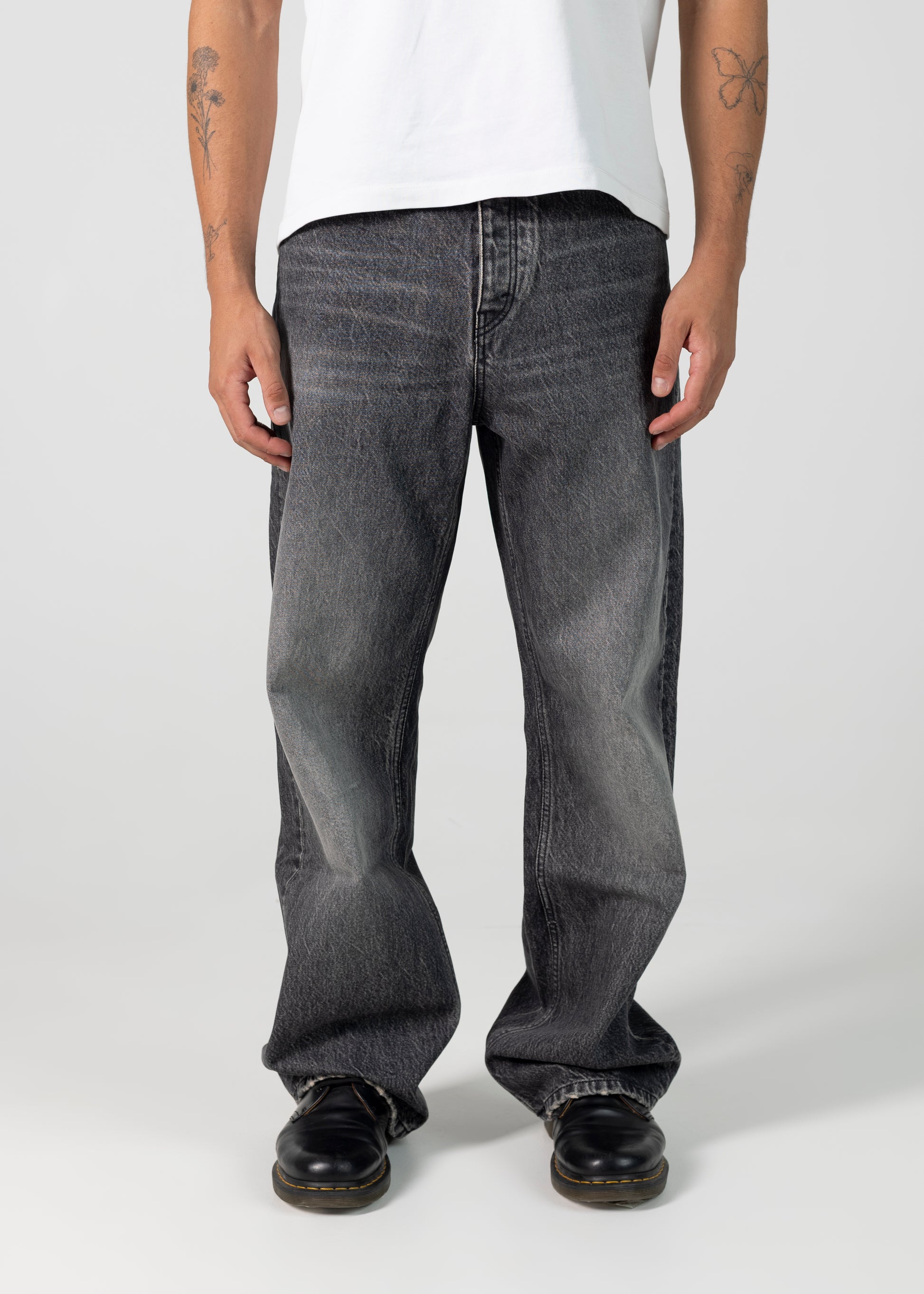 FADED MID BLACK STRAIGHT JEANS