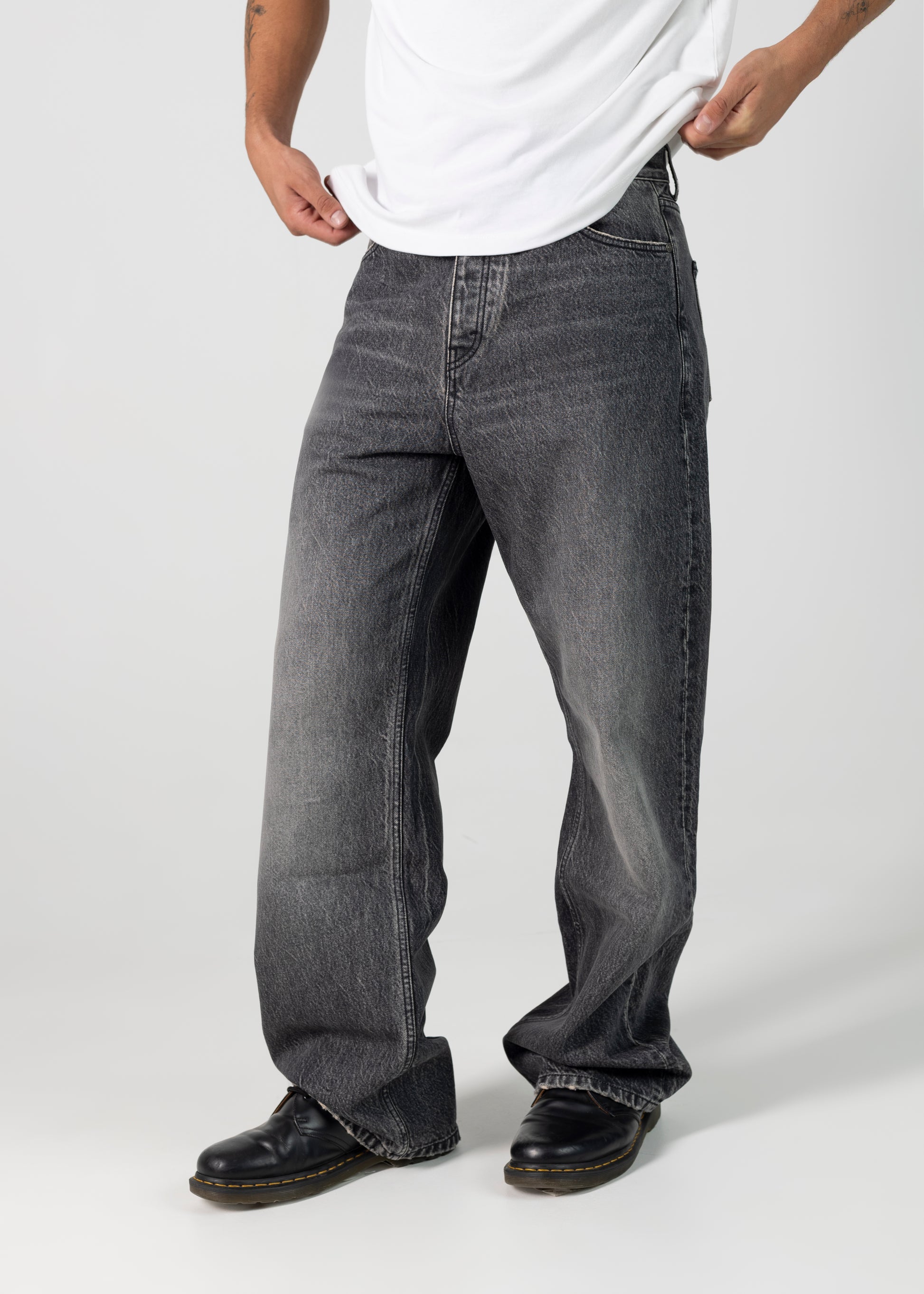 FADED MID BLACK STRAIGHT JEANS