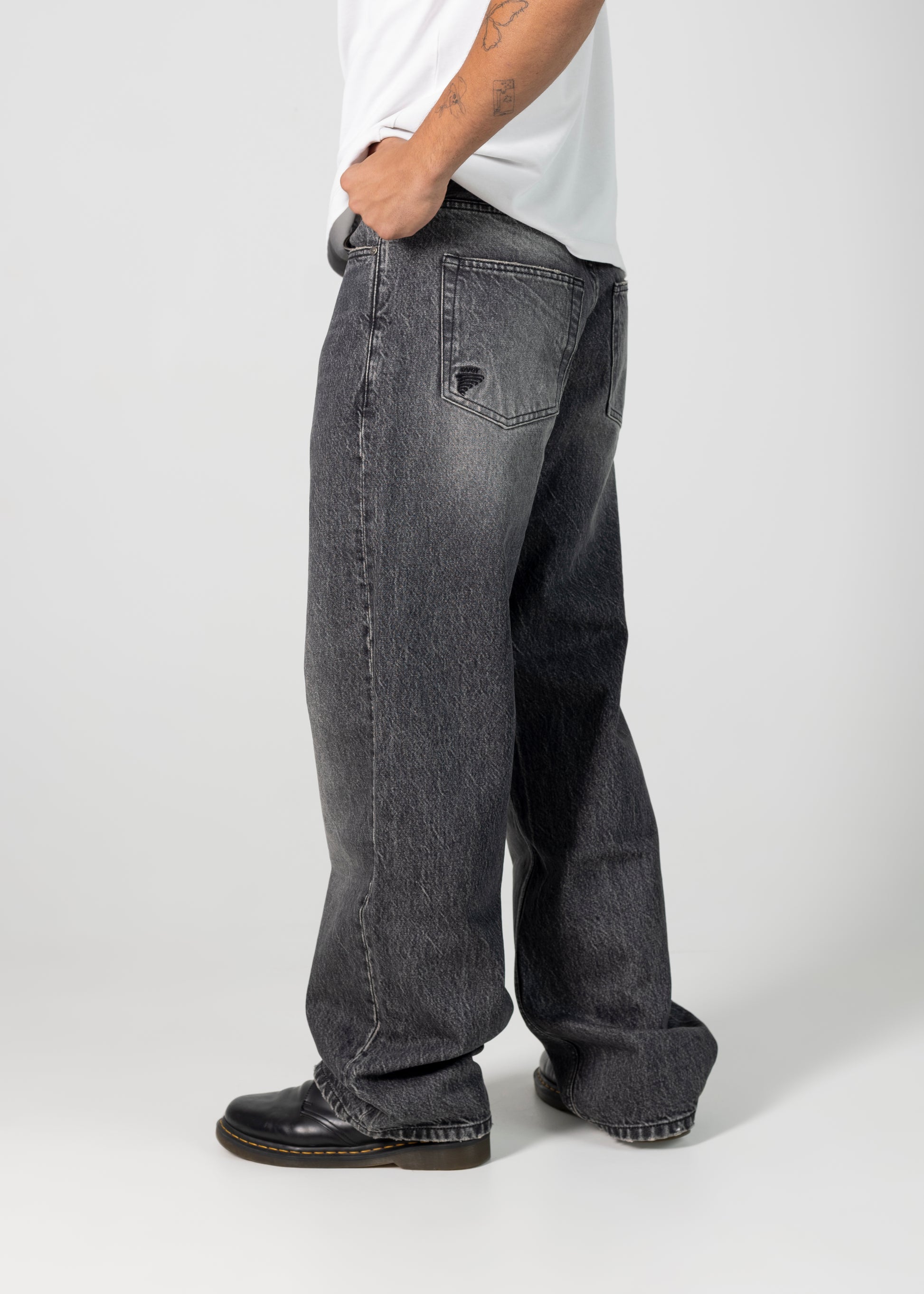 FADED MID BLACK STRAIGHT JEANS