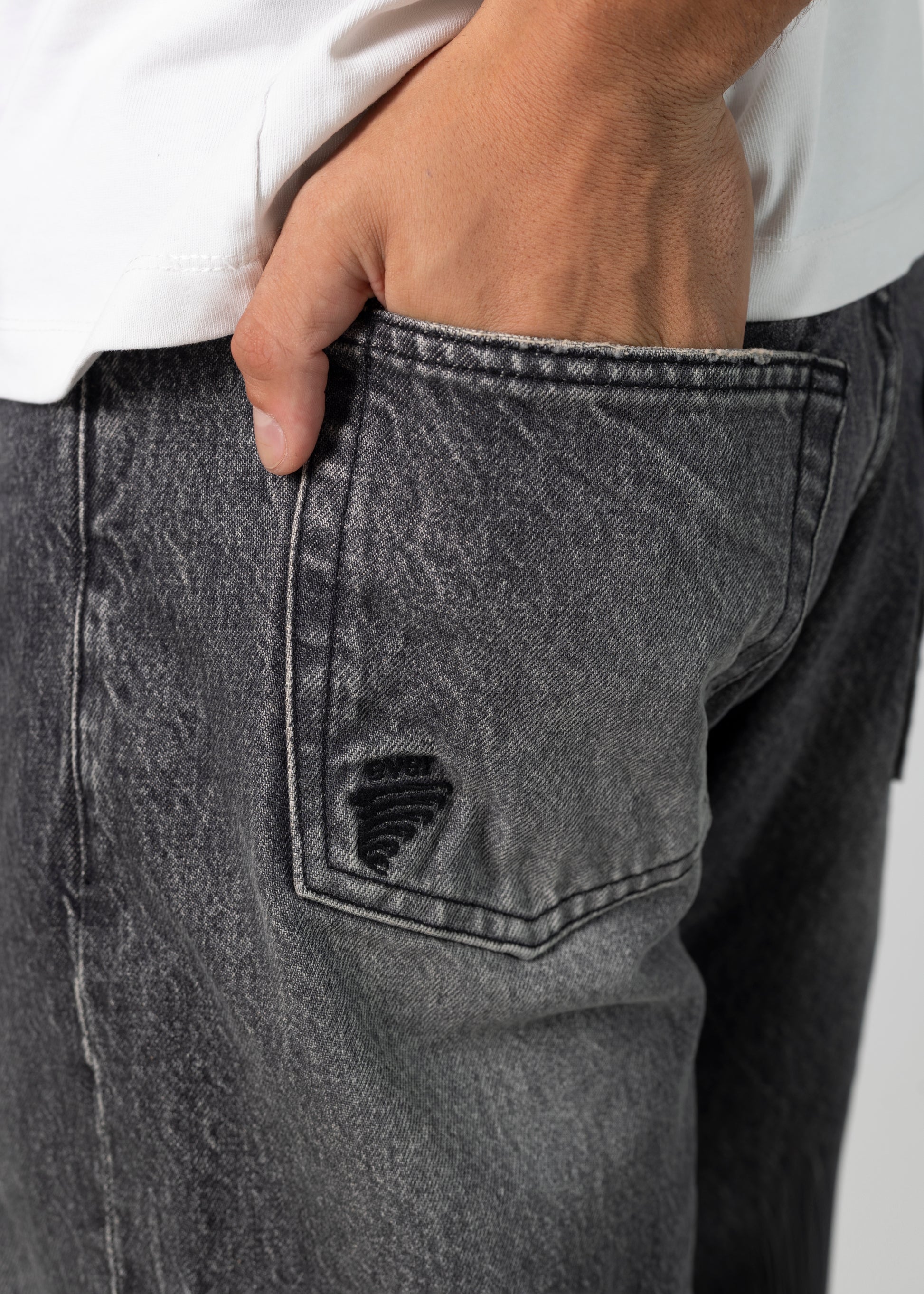 FADED MID BLACK STRAIGHT JEANS